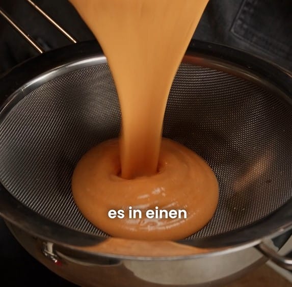 Luftige Tomaten-Hollandaise für das Fondue-Chinoise