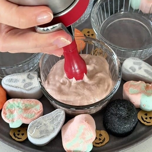 Die spukigste Mousse au Chocolat ever! Halloween-Dessert aus dem Kisag Whipper